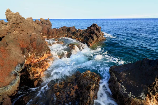 Hawaiian klippstrand — Stockfoto