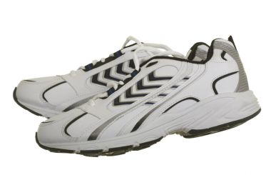 Siyah ve beyaz ayakkabı 