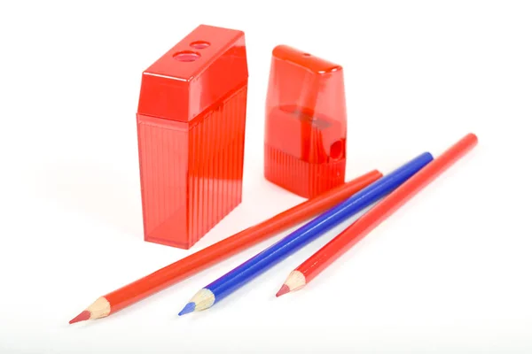 两个红色刀和三支铅笔 — 图库照片