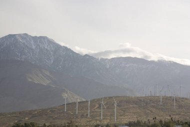 Rüzgar enerjisi dağ patikalarına boyunca