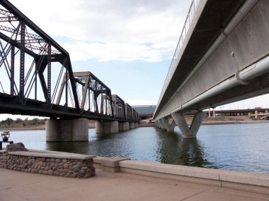 Arasında iki köprü