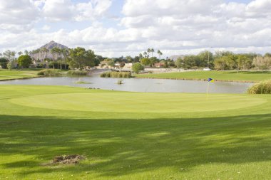 Gölet alanıyla Golf Club