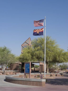 Arizona ve Amerikan bayrakları