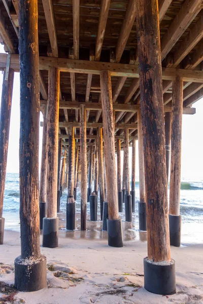 Mäktiga trä pyloner av Ventura Pier, Ca — Stockfoto