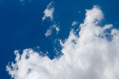 Beyaz bulut sıçrattı