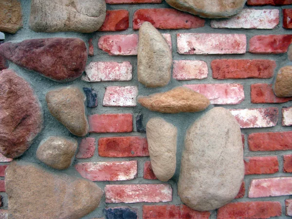 Tegel och sten vägg — Stockfoto