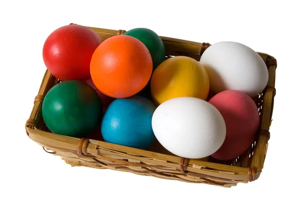 Корзина пасхальных яиц — стоковое фото