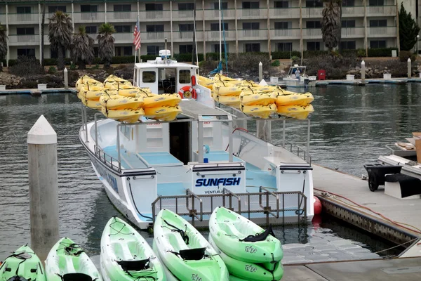 Fritidsbåtar i Oxnard marina — Stockfoto