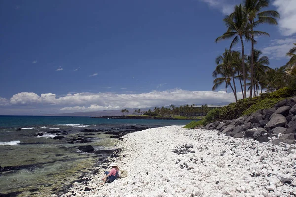 Hawaii plajda oturan kız — Stok fotoğraf