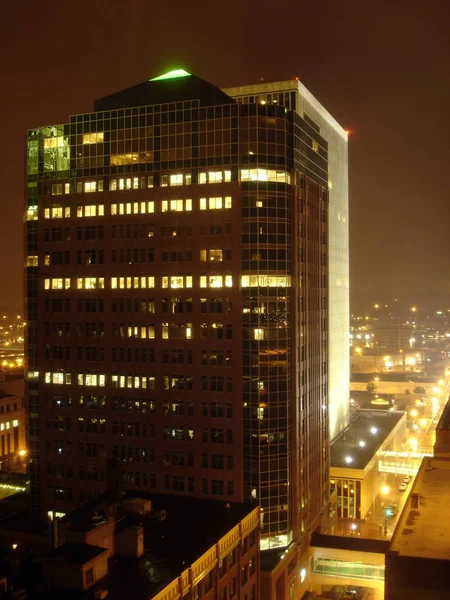 Kontorsbyggnad i natten — Stockfoto
