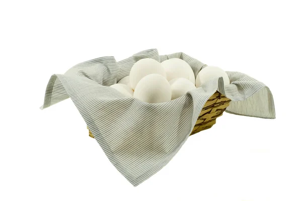 Jaja na tkaninie w koszyku — Zdjęcie stockowe