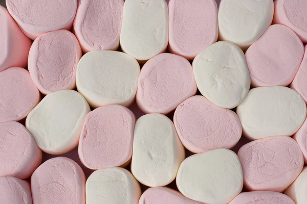Satranç tahtası arka plan üzerinde dev marshmallow olarak — Stok fotoğraf
