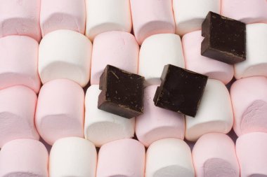 Levha çikolata ile dev marshmallow 