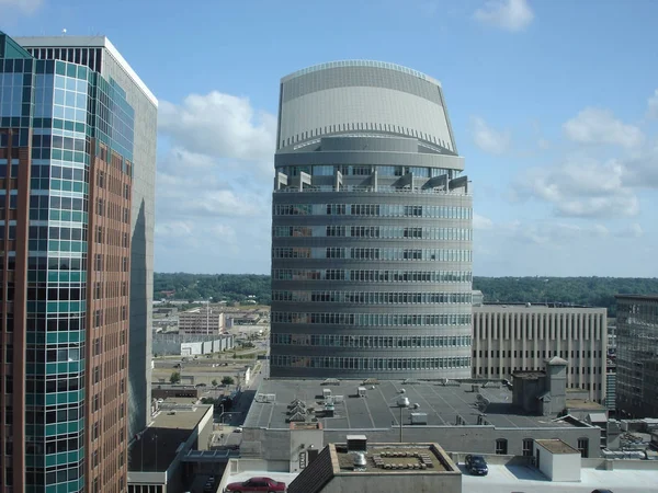 Gratte-ciel immeuble de bureaux — Photo