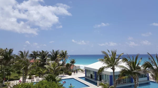 Temps de plaisir dans la piscine et à la plage — Photo