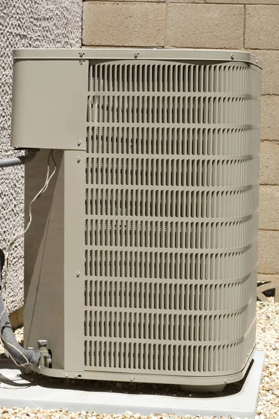 Unidad de aire acondicionado alto —  Fotos de Stock