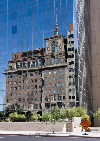 Staden byggnad reflektion — Stockfoto