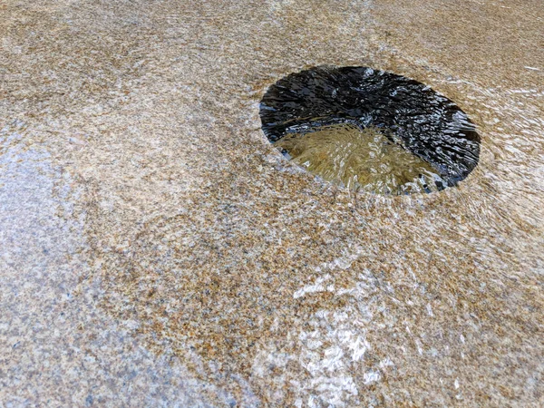 Frei fließendes Wasser über Granitstein — Stockfoto