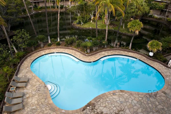 Курортний готель з басейном — стокове фото