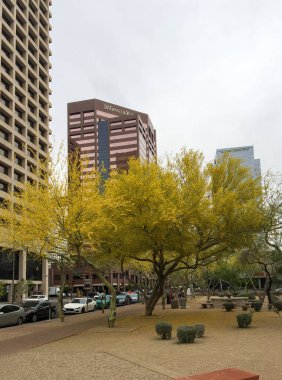 Bahar Phoenix'te şehir merkezinde, Az