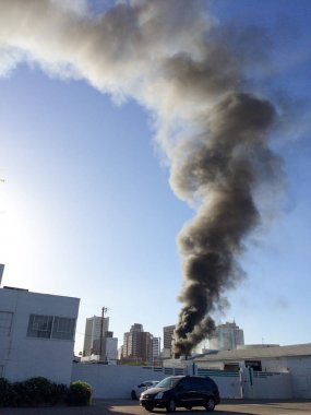 Şehir merkezinde siyah duman