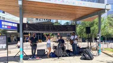 Şehir merkezinde, Phoenix, Az yemekte canlı