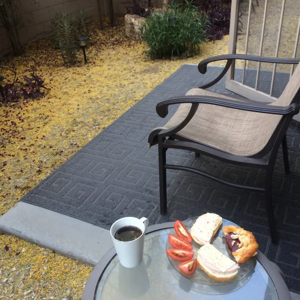Desayuno en el patio trasero en primavera — Foto de Stock
