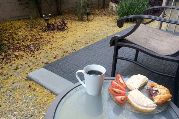 Colazione in cortile in primavera — Foto Stock