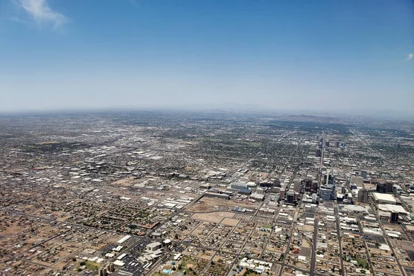 Fågelperspektiv Staden Phoenix Downtown Cirklade Avlägsna Berg Och Öken Arizona — Stockfoto