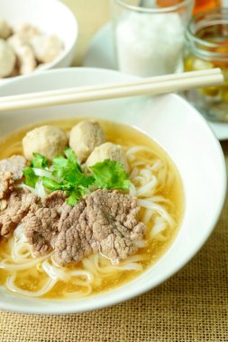 Sığır şehriye çorbası, Asya tarzı Tayland