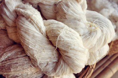 Tayland'da halk el sanatları ham iplik üretimi.