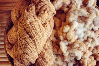 Tayland'da halk el sanatları ham iplik üretimi.