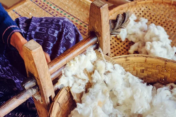 Tayland'da halk el sanatları ham iplik üretimi.
