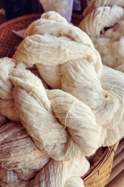 Tayland'da halk el sanatları ham iplik üretimi.