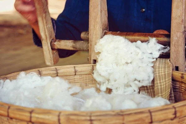 Tayland'da halk el sanatları ham iplik üretimi.