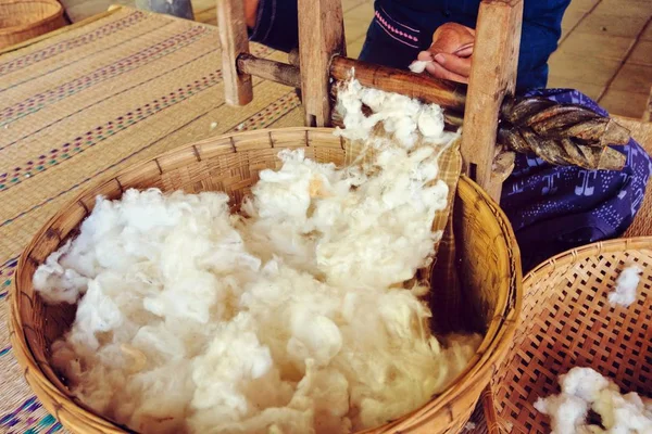 Tayland'da halk el sanatları ham iplik üretimi.