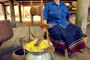 Haşlanmış ipekböceği geleneksel folkways Tayland.