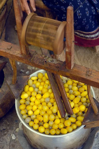 Haşlanmış ipekböceği geleneksel folkways Tayland.