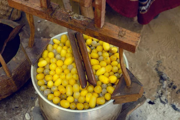Haşlanmış ipekböceği geleneksel folkways Tayland.