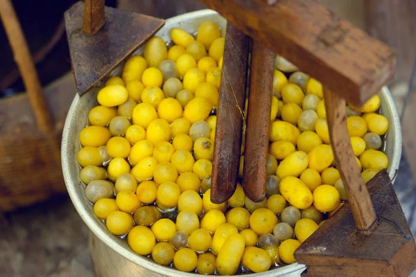 Haşlanmış ipekböceği geleneksel folkways Tayland.