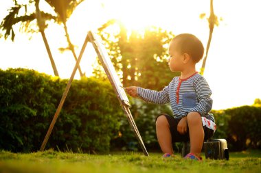 Bir çocuk boyama renk genel Park'ta günbatımı