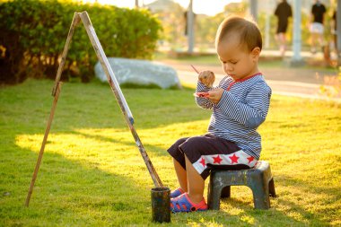 Bir çocuk boyama renk genel Park'ta günbatımı
