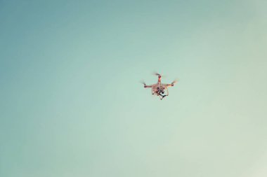 Gün batımı ışıkta uçan uçak güzel