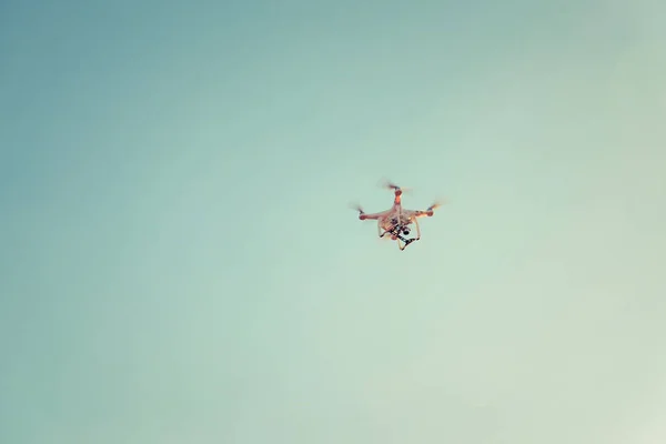 Drone voando no pôr do sol luz bonita — Fotografia de Stock