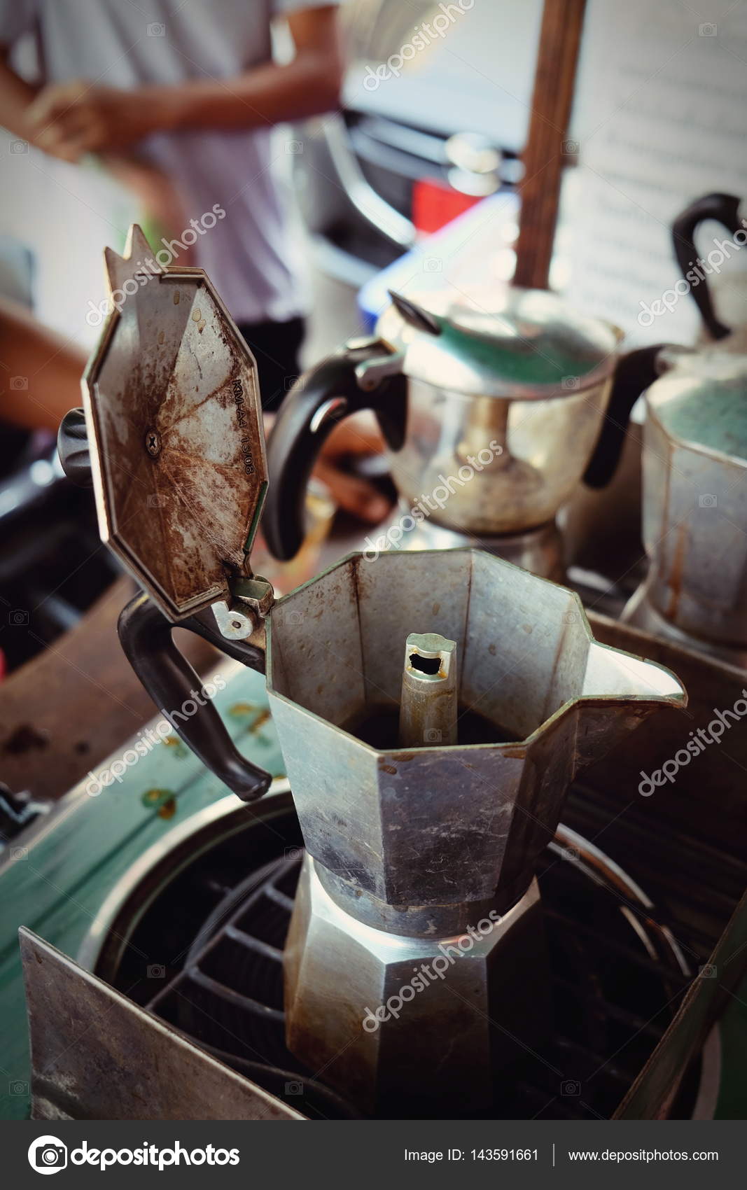 Moka pot sıcak kahve ile geleneksel İtalyan kahve makinesi — Stok Foto