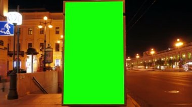 bir Pano yoğun bir cadde üzerinde yeşil bir ekran ile