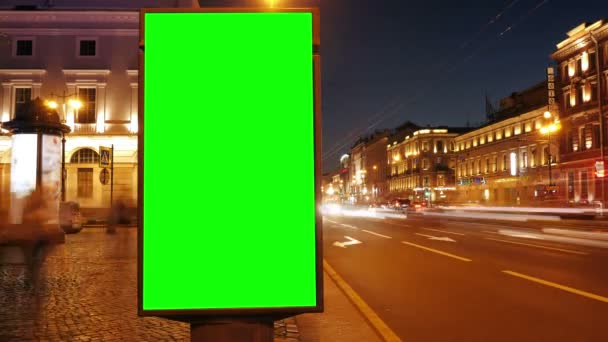 Eine Plakatwand mit grünem Bildschirm an einer belebten Straße — Stockvideo