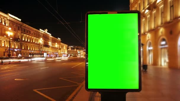 Una cartelera con una pantalla verde en una calle ocupada — Vídeos de Stock