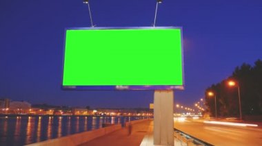 bir Pano yoğun bir cadde üzerinde yeşil bir ekran ile
