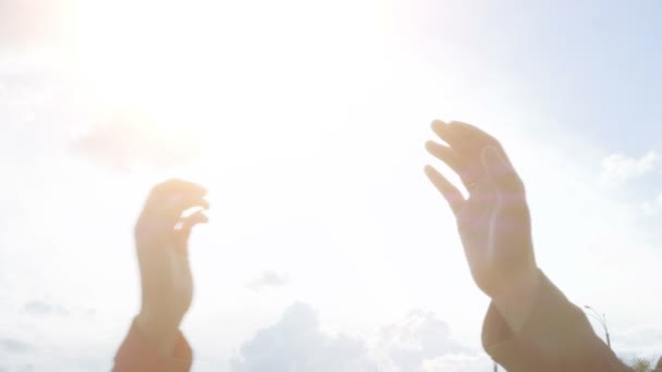 Les mains tendues vers le soleil — Video